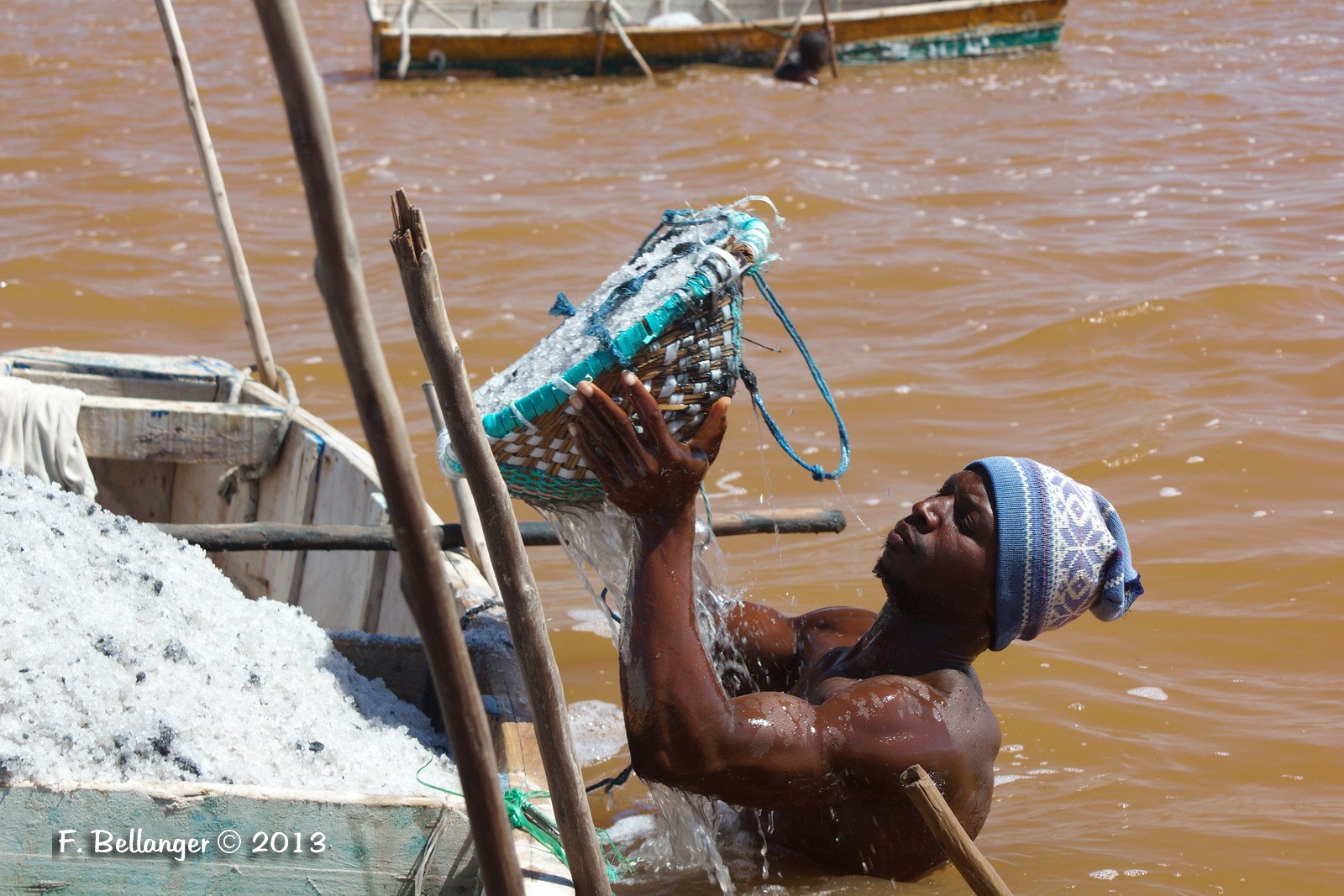 Extraction du sel dans le lac rose