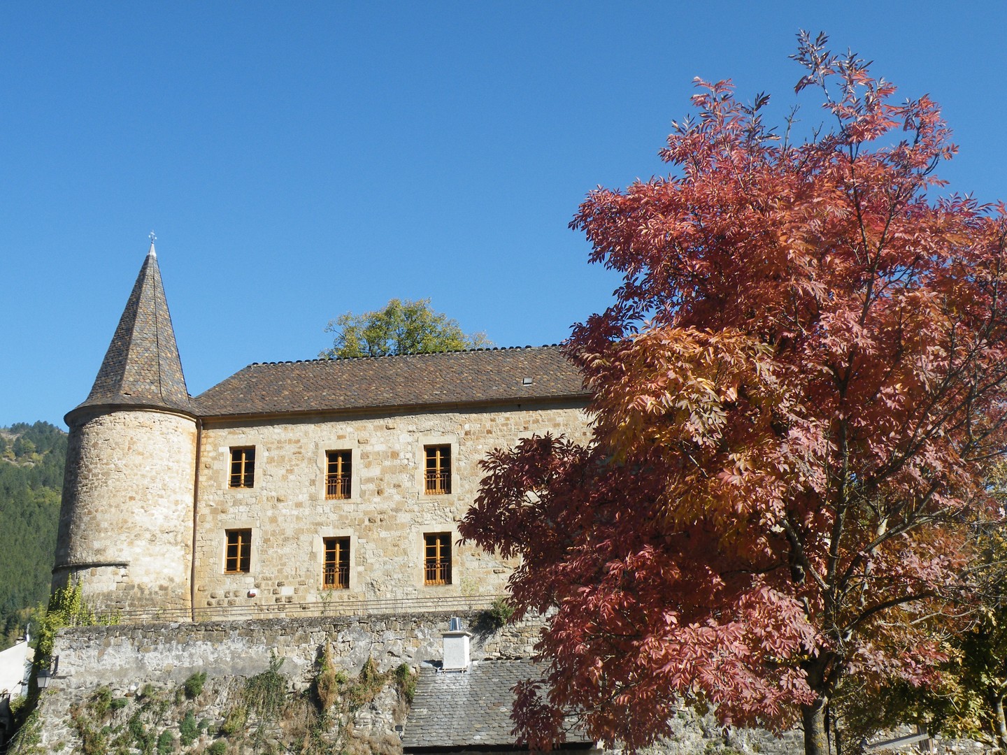 Florac en Lozere et son château aux couleurs d'automne