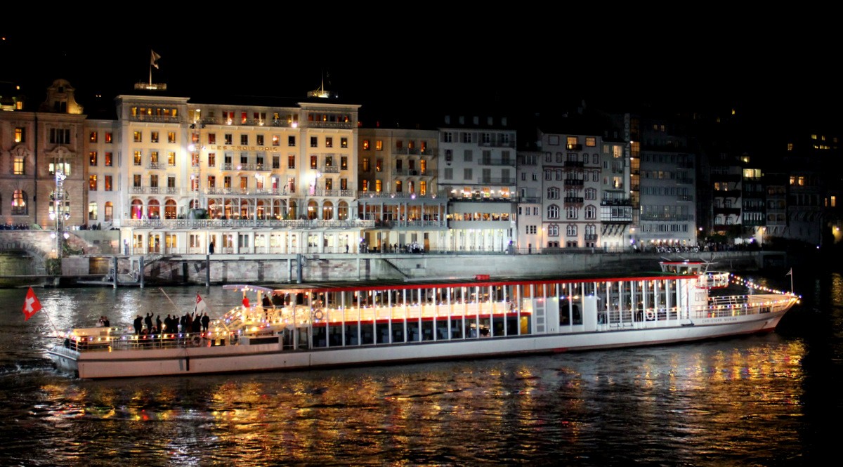 Die Christoph Merian vor dem Hotel LES TROIS ROIS in Basel