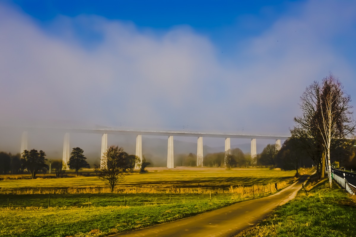 Eisenbahnbrücke im Frühnebel...