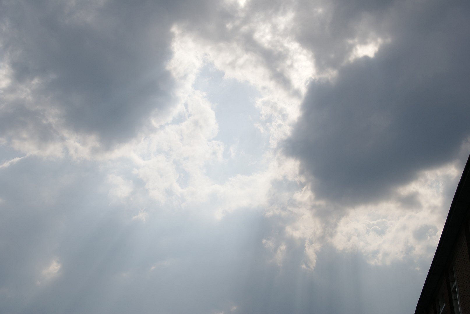 Zonnen stralen door de wolken