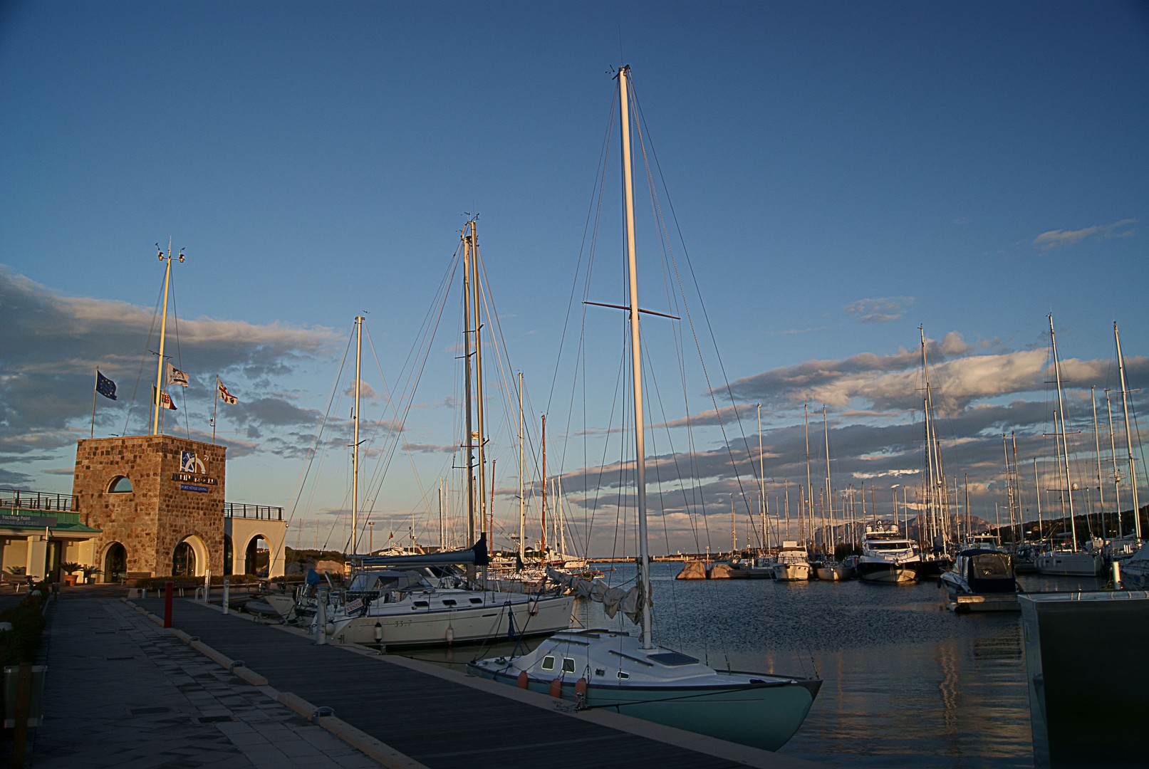 Barche in porto al tramonto.