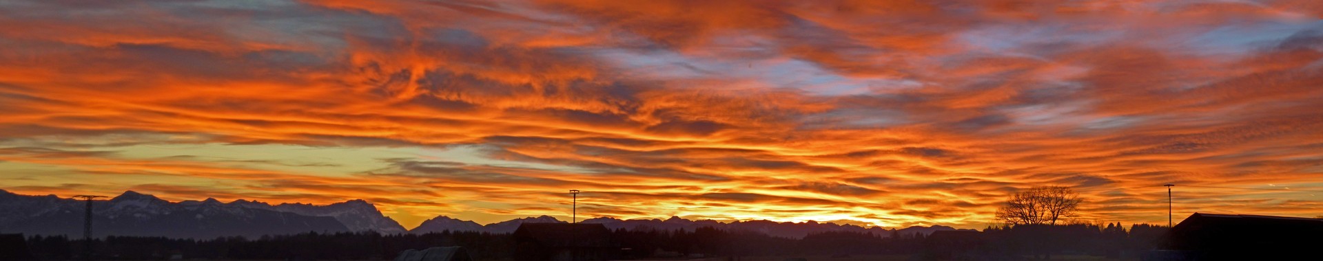 Flammender Himmel über Alpenpanorama