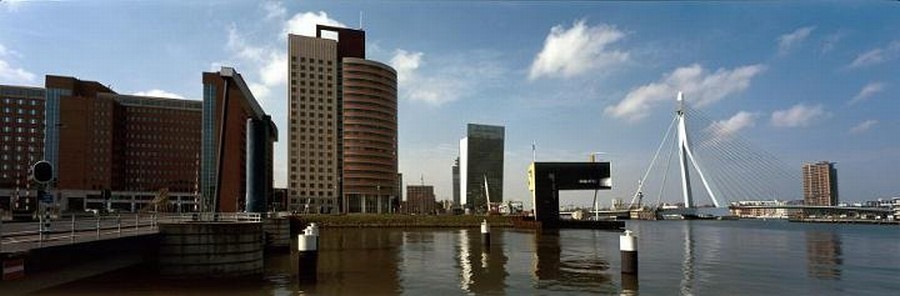 Panorama gezicht op de Erasmusbrug