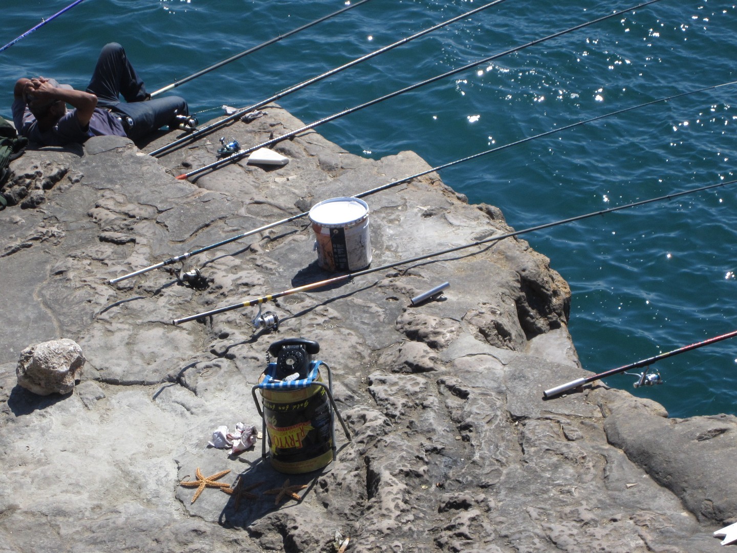 El pescador y su teléfono para llamar a los peces.