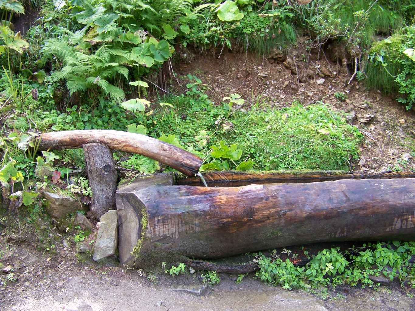 Ein Brunnen am Wegesrand