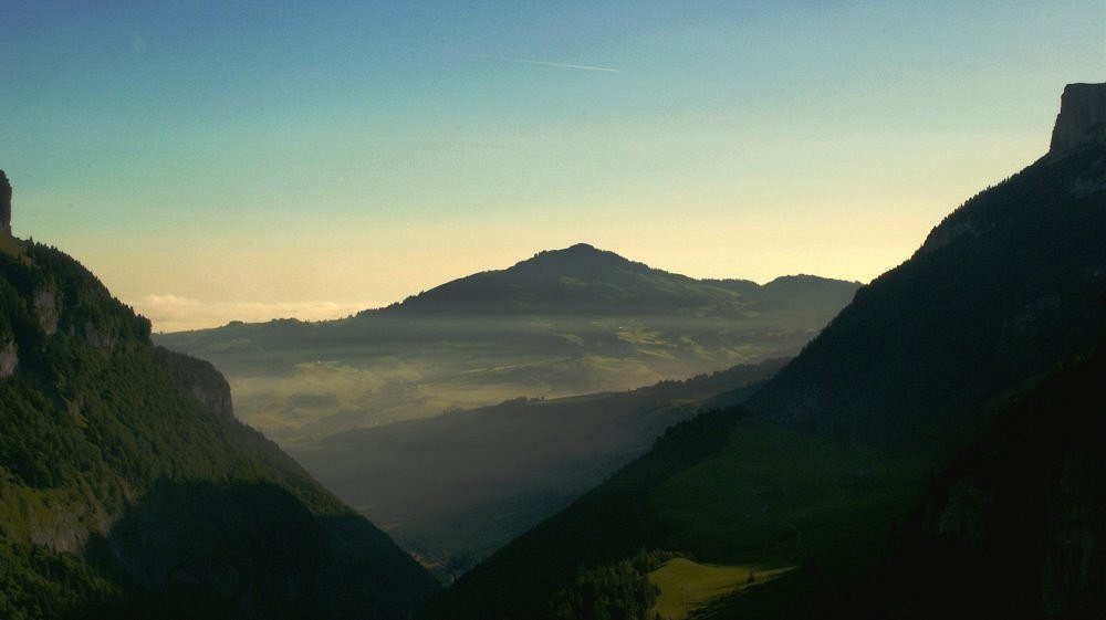 Ein Tag erwacht in den Bergen