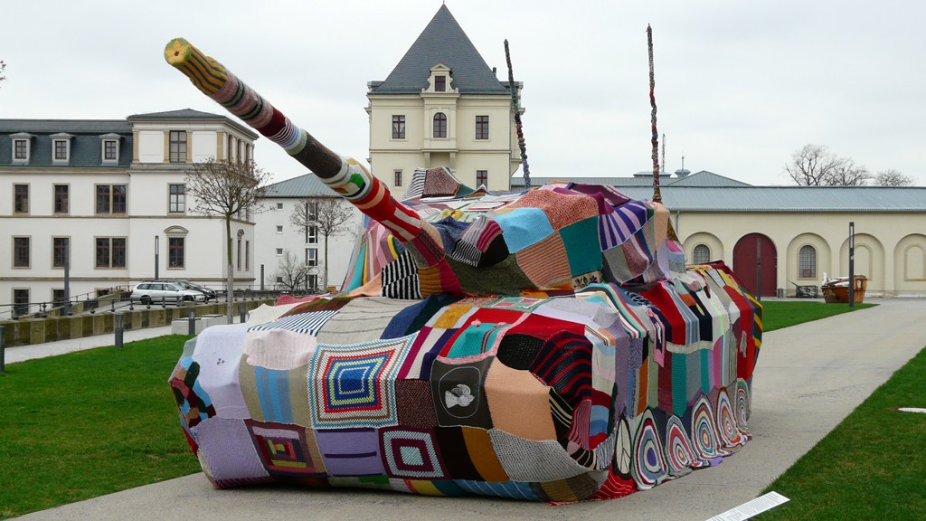 Der gestrickte Panzer rollt heran - friedlich aber!