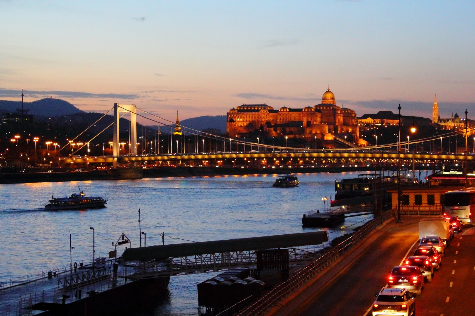 Budapest-Elisabeth Bridge mit Blick auf den Burgpalast