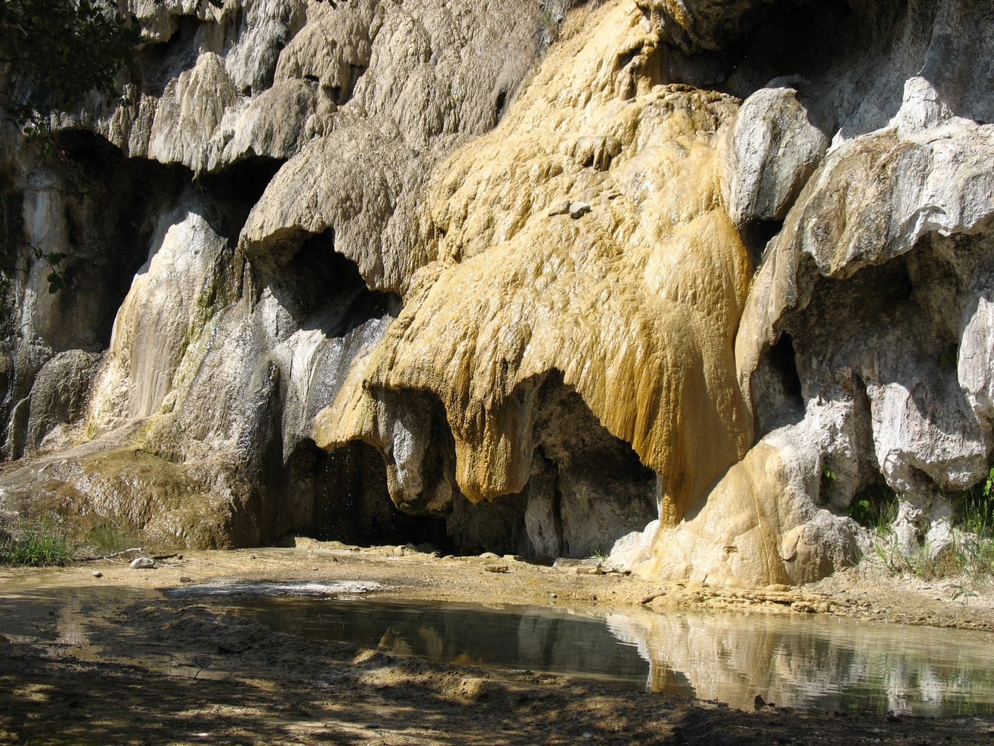 Fontaine pétrifiante. (Hautes Alpes).