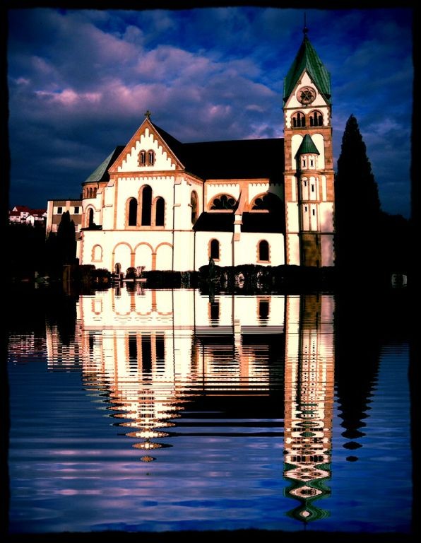 Bonifatius Kloster in Hünfeld mit Wassereffekt.