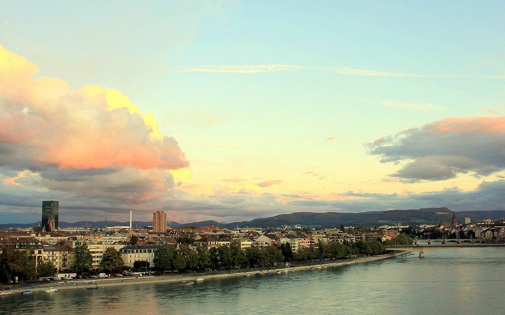 Bunte Wolken über dem Rhein