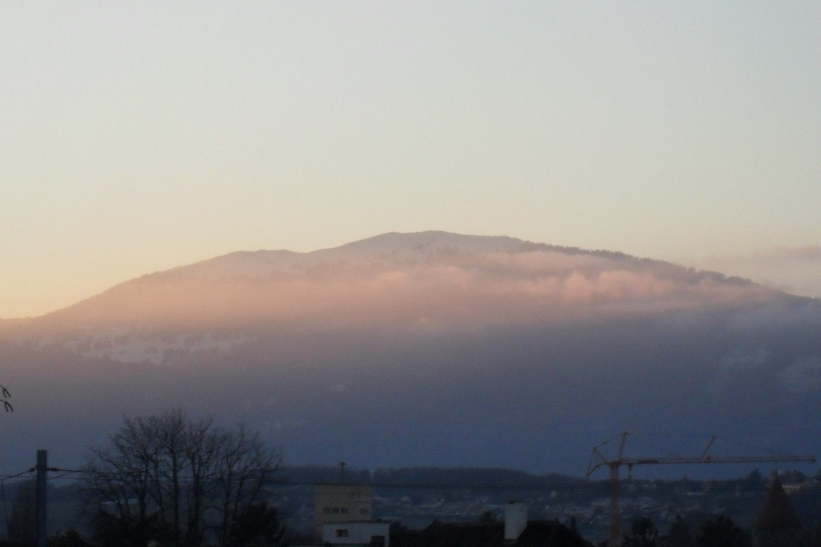 montagna con un velo di nebbia