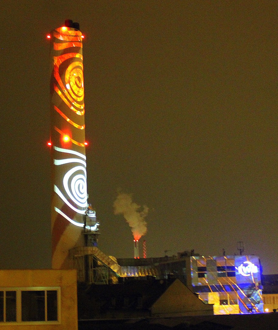 Lichtprojektionen auf Industriebauten