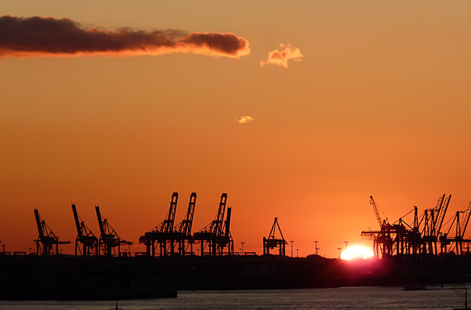 HAMBURGER HAFEN AM ABEND