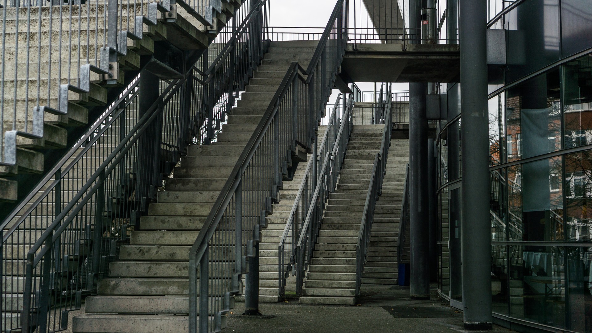 Treppen vor der Ostseehalle