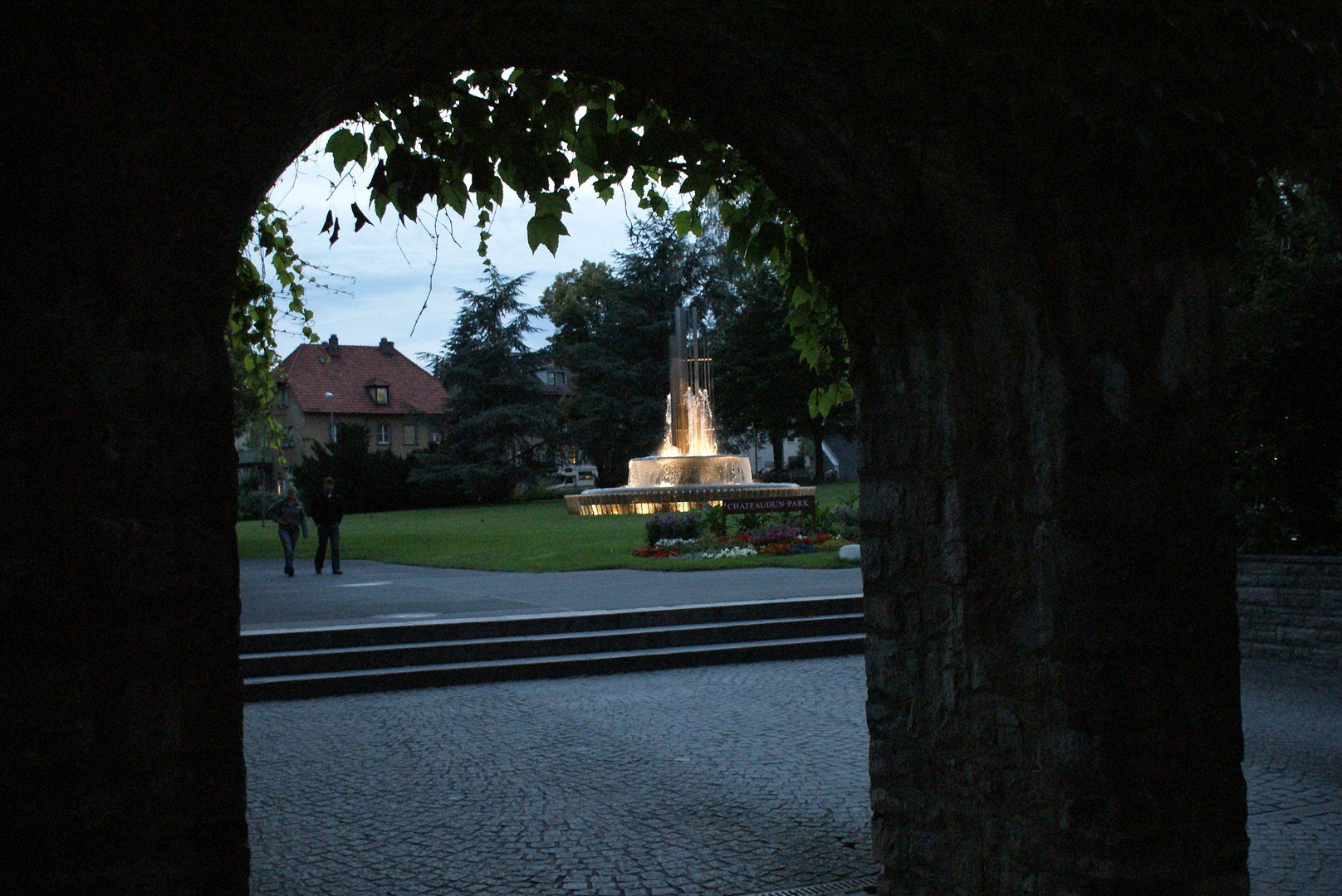 blick durch den Torbogen