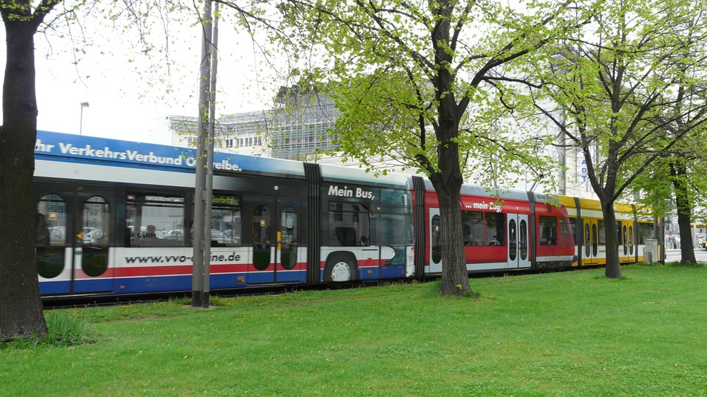 Nehmen wir die Bahn, den Zug oder den Bus?