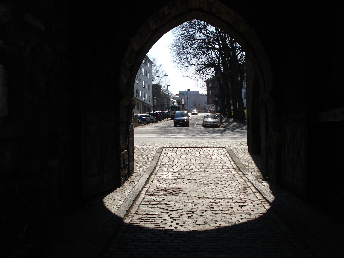 Durch ein Stadttor fotografiert