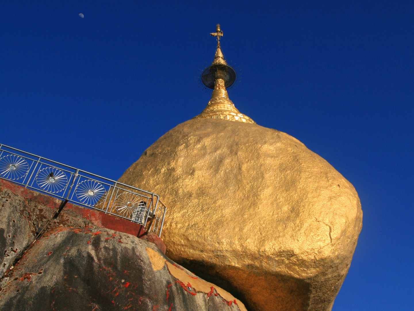 Mond über dem Golden Rock