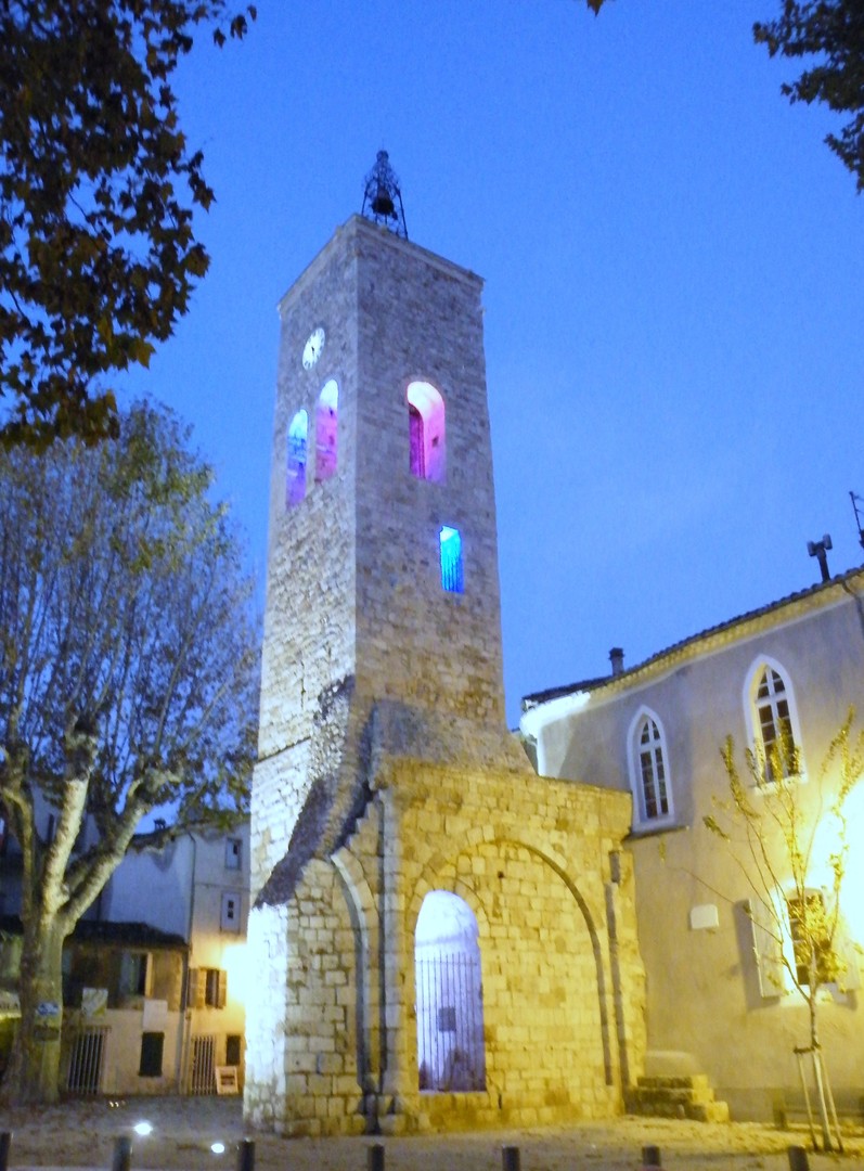 LA VIEILLE TOUR DU VILLAGE DE ST JEAN DU GARD DANS TOUTE SA  GRANDEUR