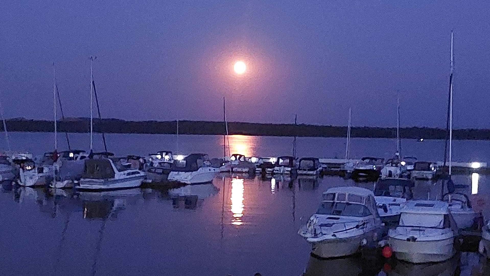 Vollmond über Stadthafen Senftenberg