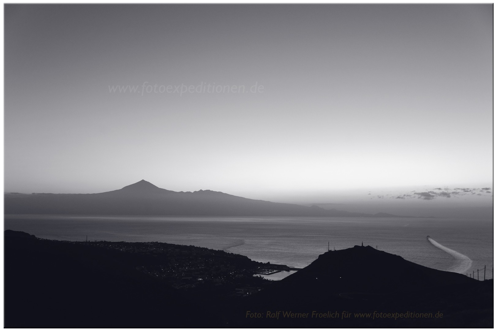 Teneriffa bei Sonnenaufgang von Gomera aus gesehen