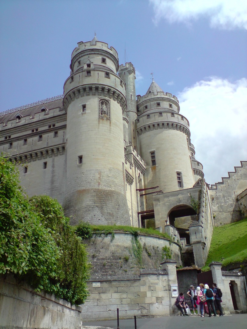 Superbe château médiéval recréé au XIXe siècle par l'architecte Viollet-le-Duc.