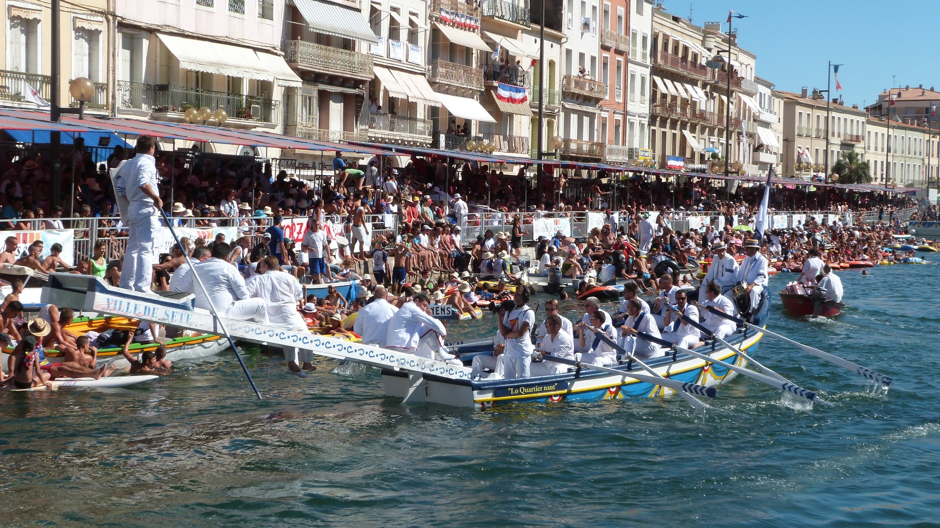 Barques de joutes de Sète ("les Marseillanaises") ... L'épreuve reine est le fameux tournoi de joutes de la Saint-Louis à Sète autour du 25 août