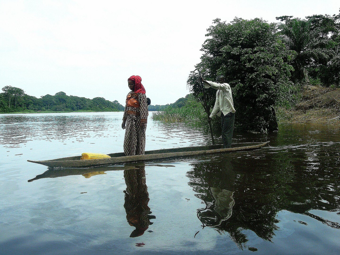 Un couple sur une pirogue