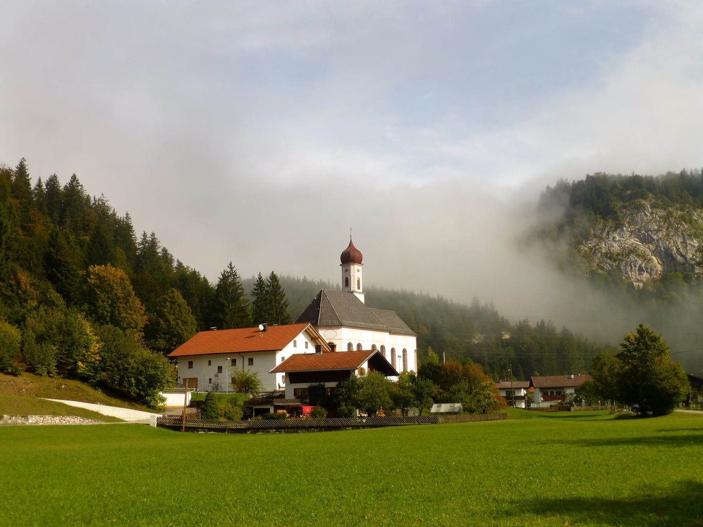 Kirchlein im Tiroler Alpenland im Herbst