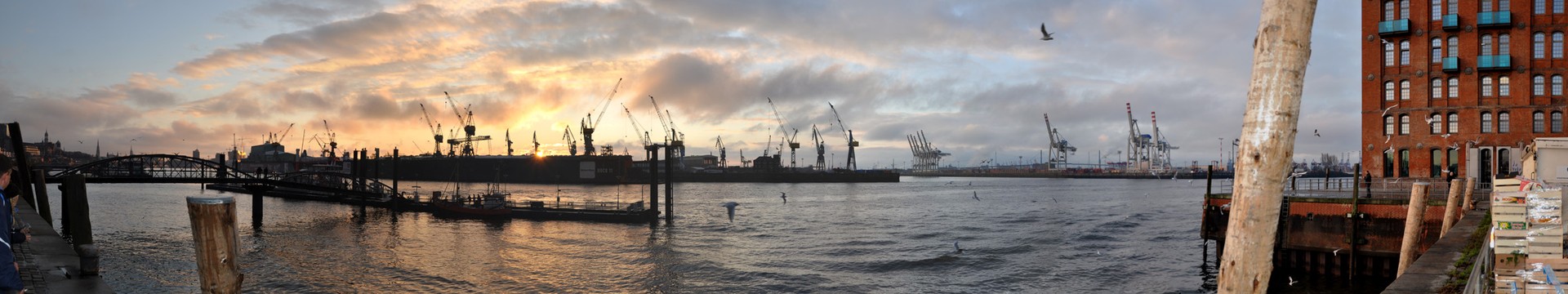 Sonnenaufgang im Hamburger Hafen