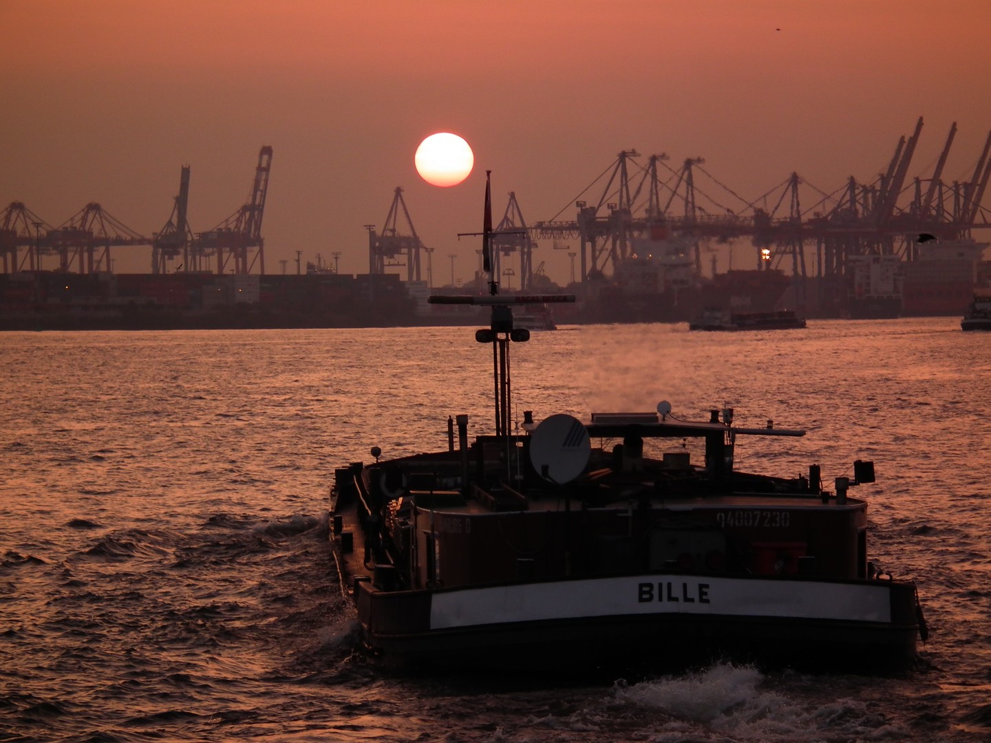 Sonnenuntergang im Hamburger Hafen