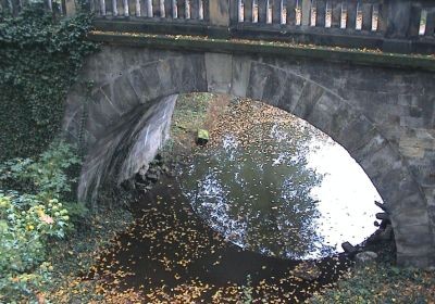 Über diese Brücke ...