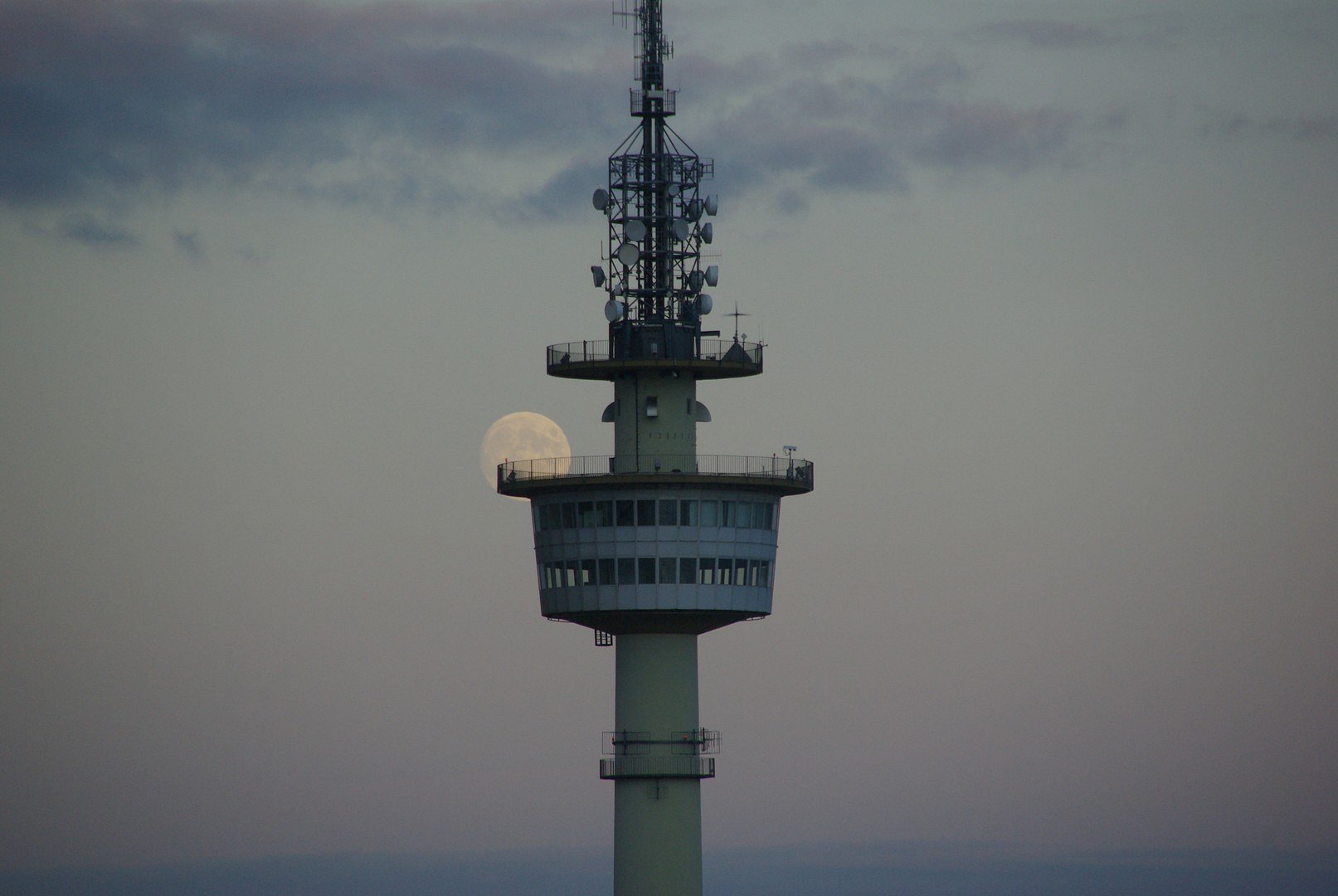 Mond und Turm