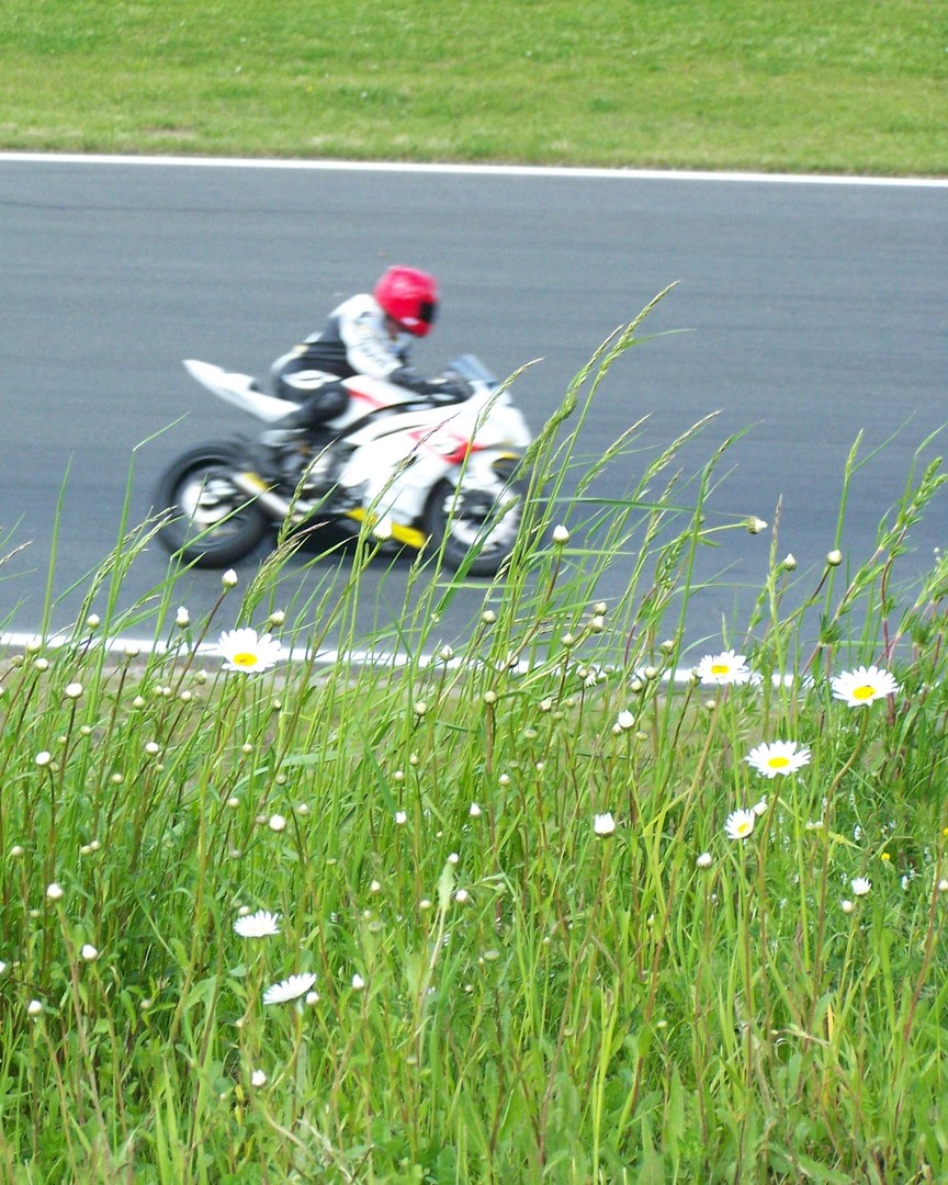 Motorrad in "natürlicher" Umgebung