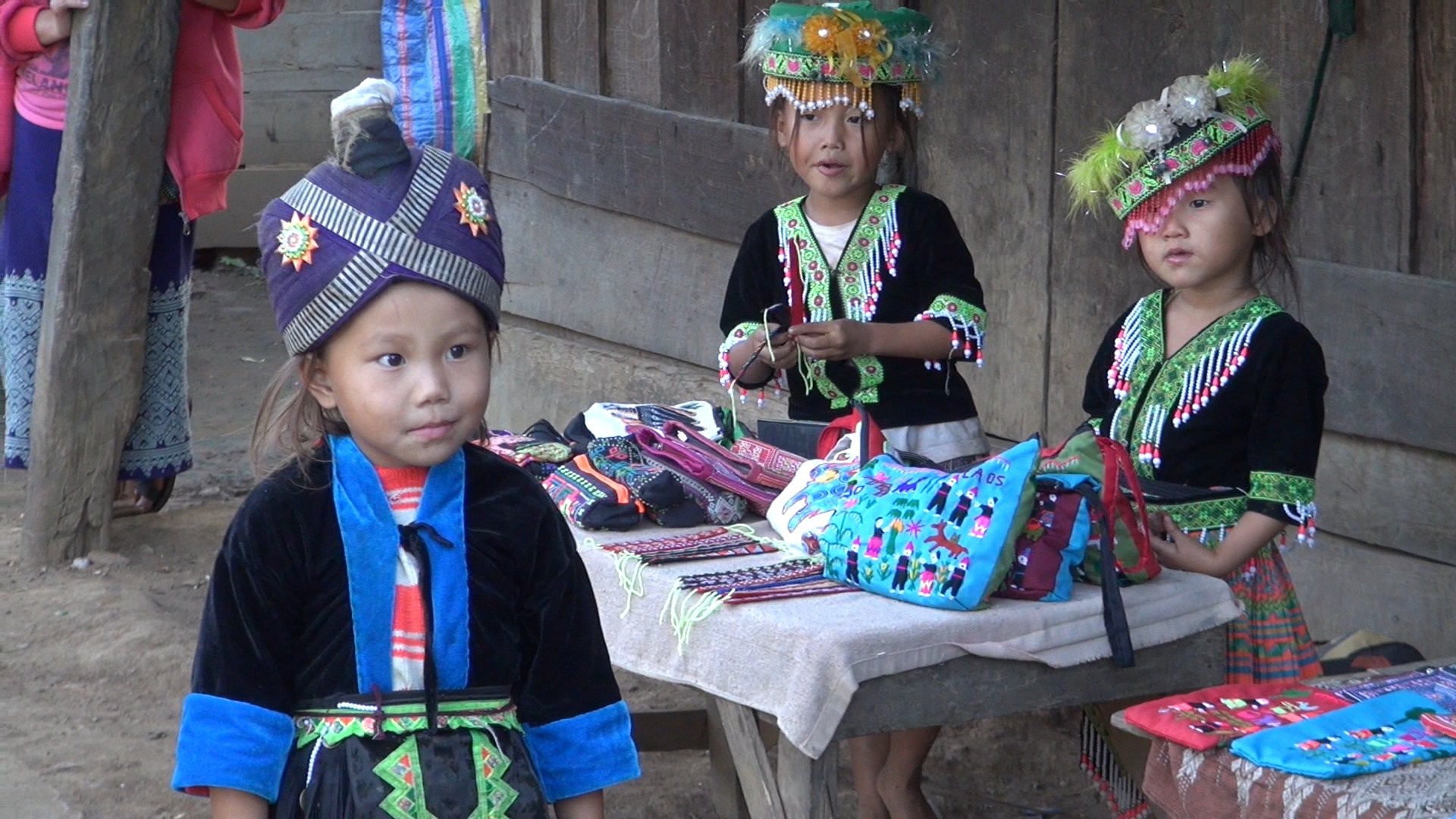 Jeunes vendeuses Hmong