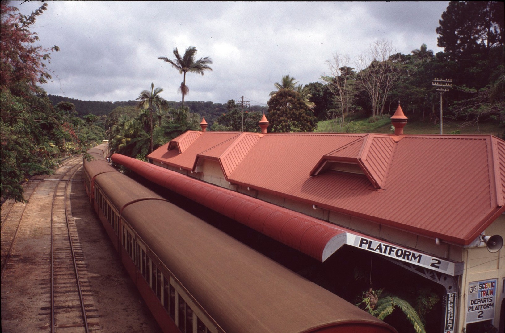 Tropischer Bahnhof