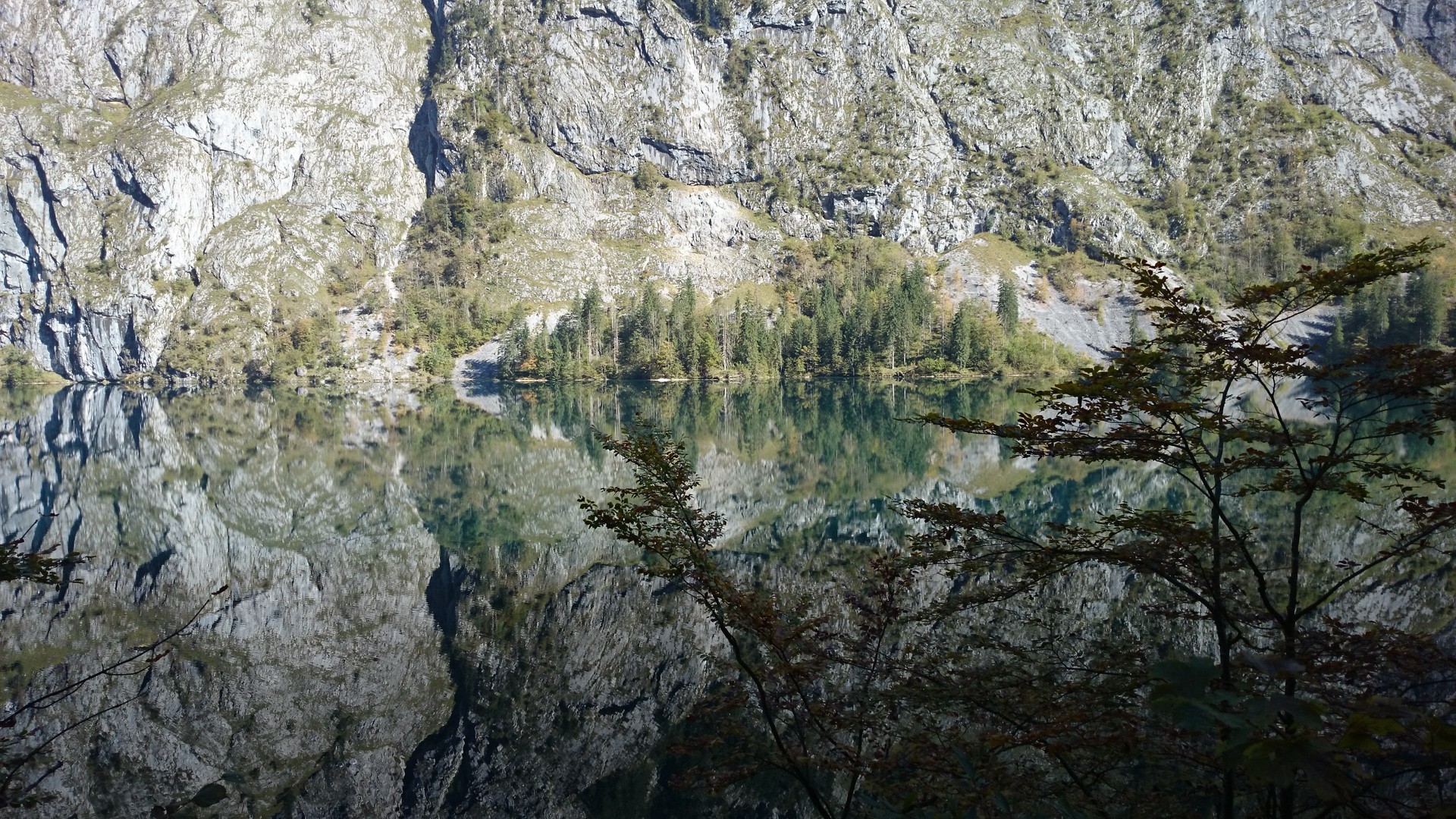 Spiegelung des gegenüberliegenden Bergwand im Obersee