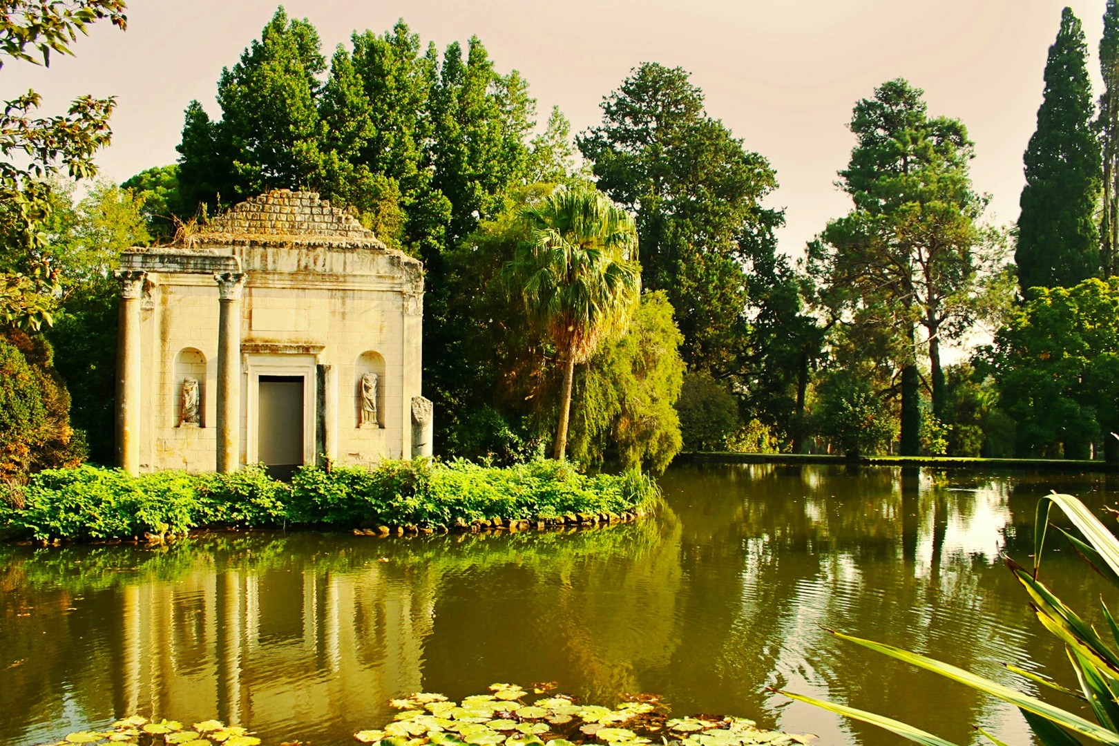 Tempietto sul laghetto delle ninfee