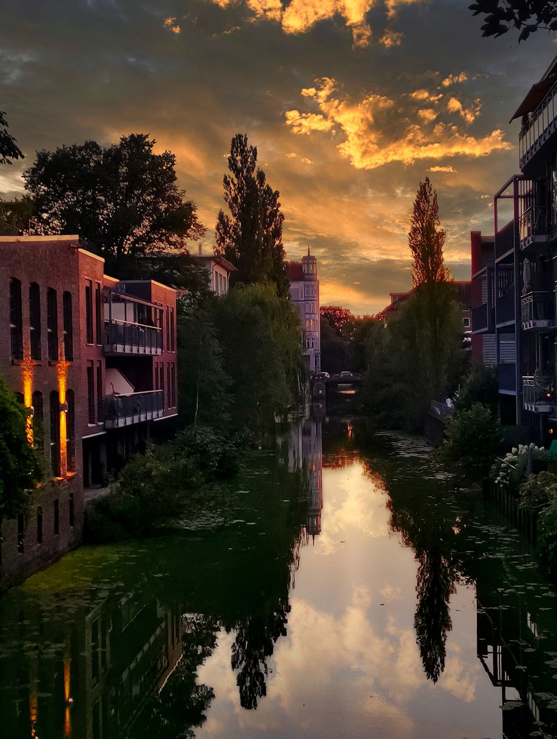 KANAL AN EINEM SOMMERABEND