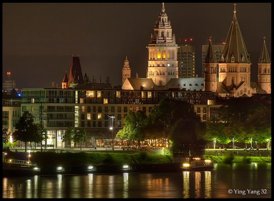 Mainzer Rheinufer bei Nacht