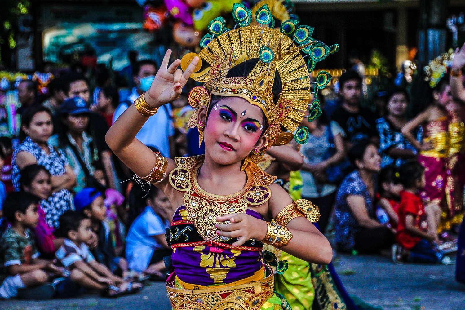 Tänzerin in traditionellem Outfit in Bali / Indonesien.