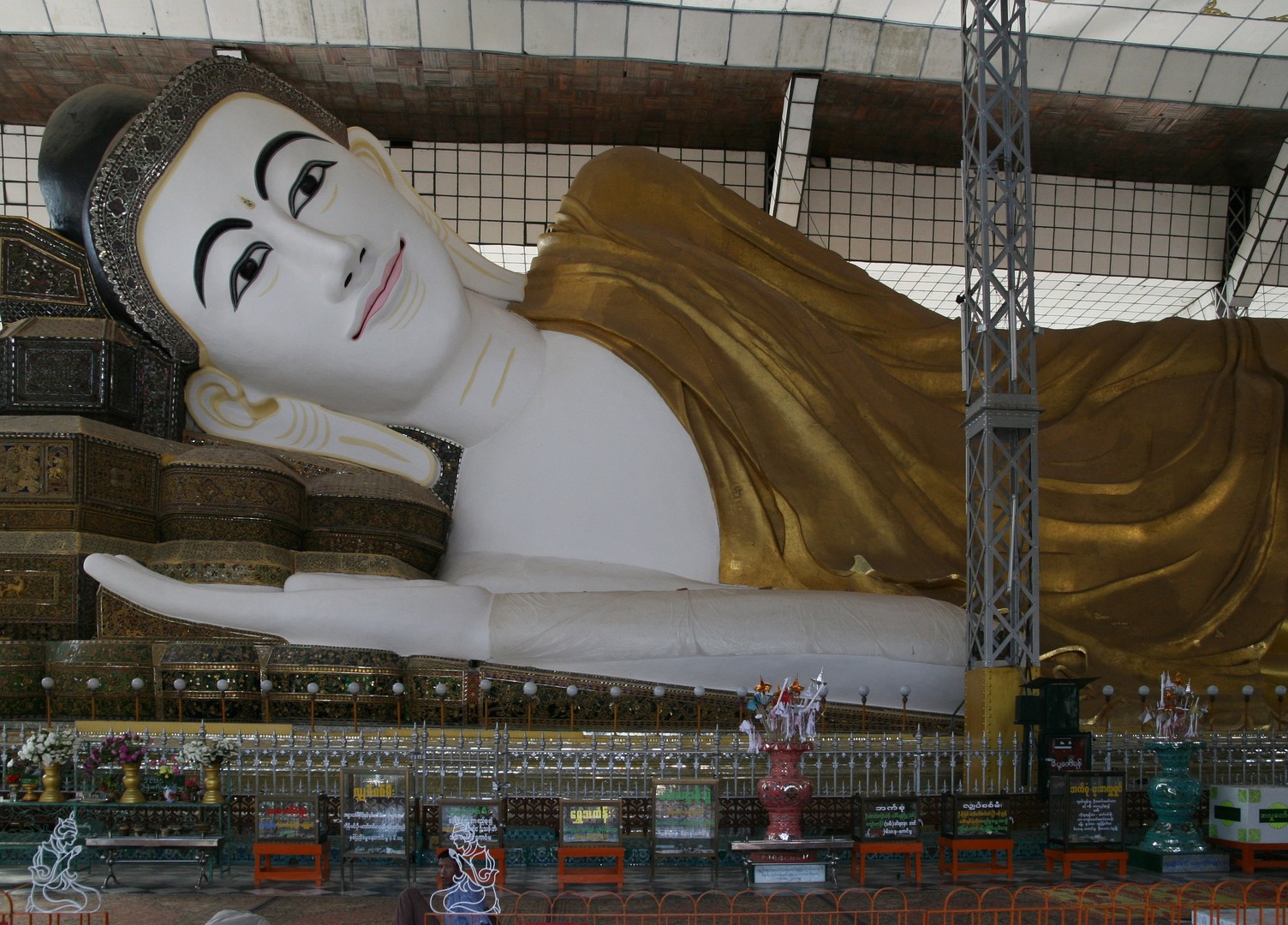 Shwethalyaung-Buddha