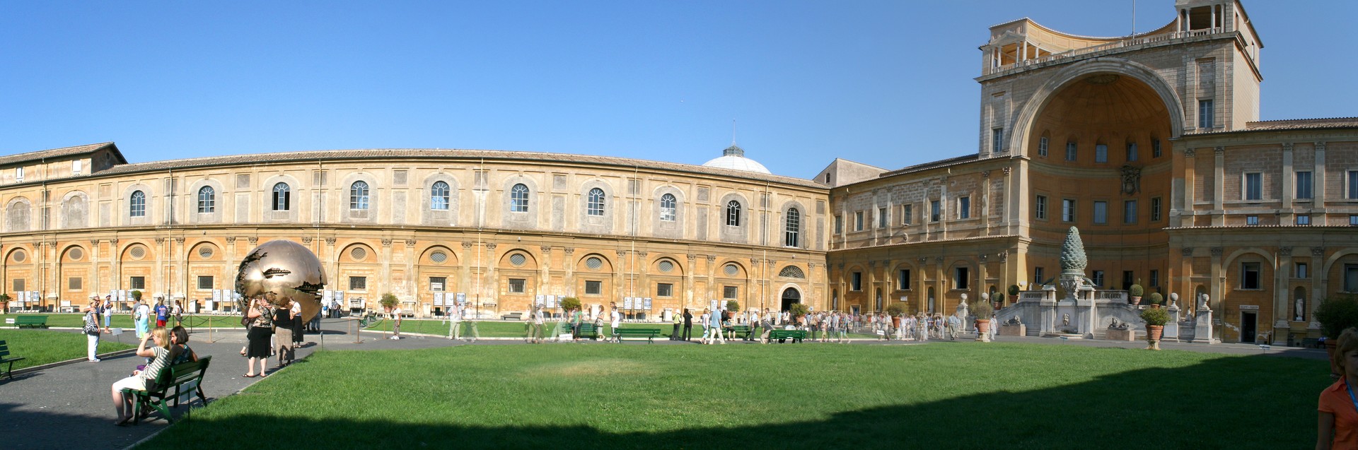 Es el patio de la piña en los museos vaticanos