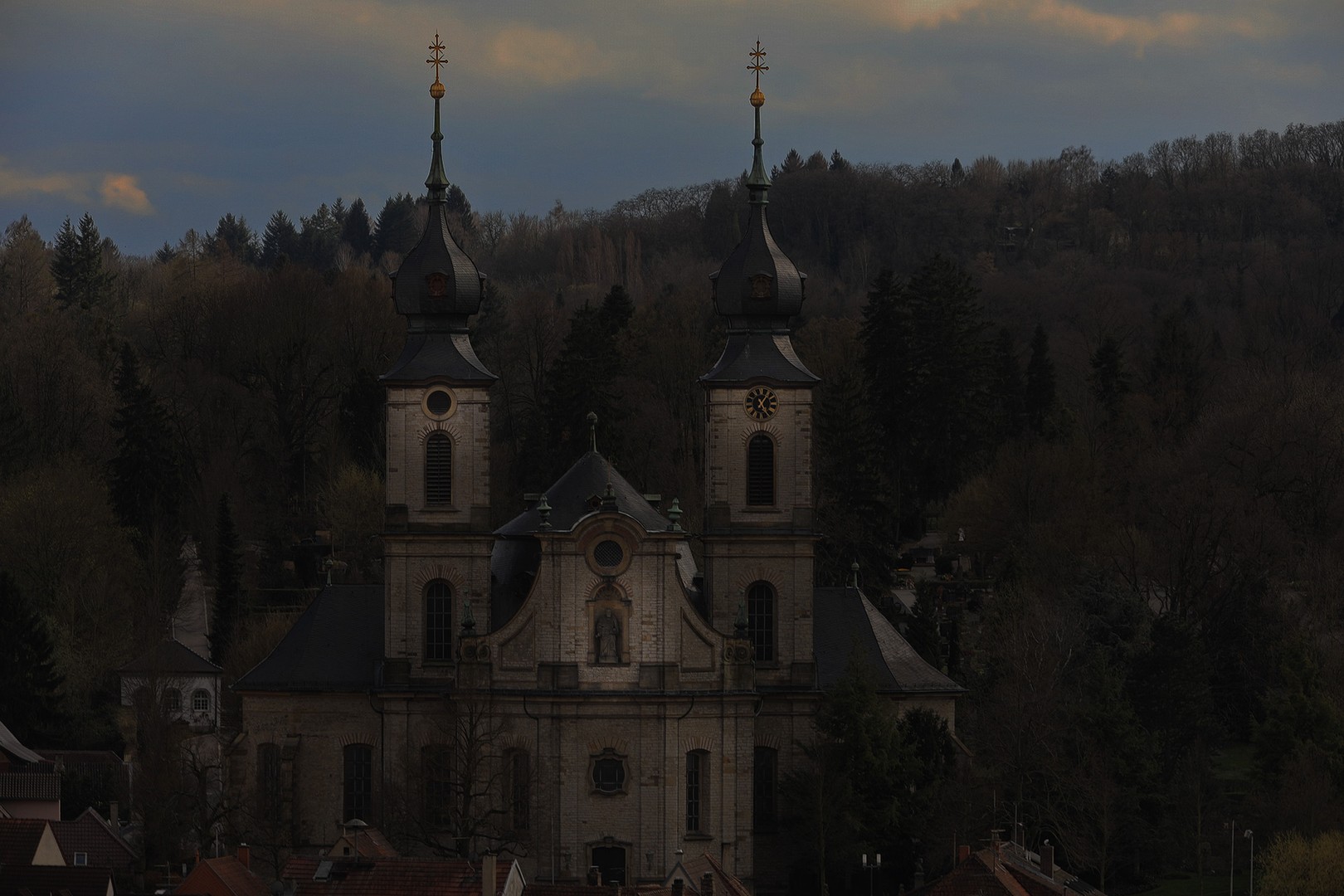 Peterskirche in Bruchsal auf dem Weg zur Nacht