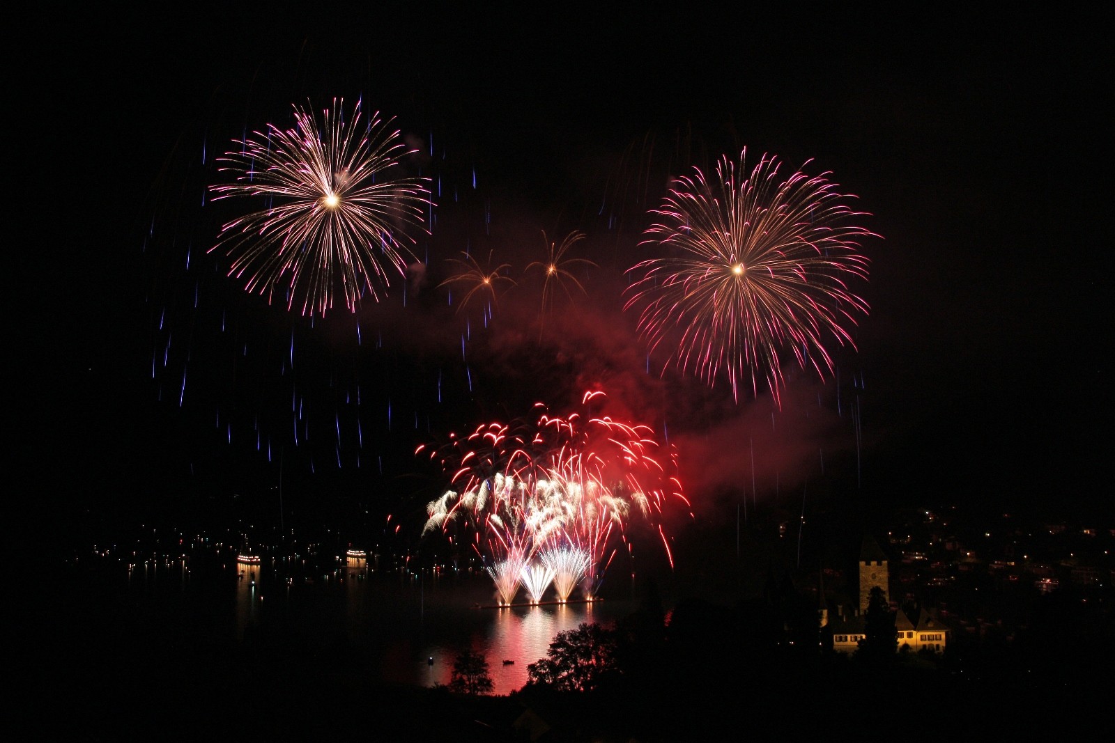 Feuerwerk über dem Spiezer Schloss