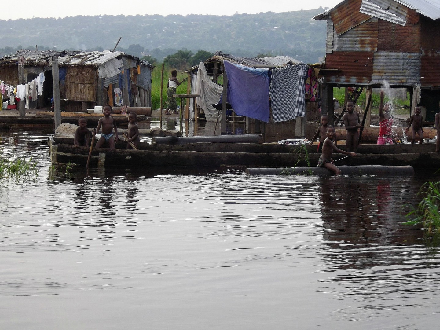 Habitats au bord du fleuve Congo