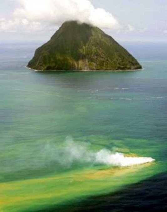 Vulkanausbruch vor Iwo Jima: Riesige Dampfsäule und heißer Schlamm