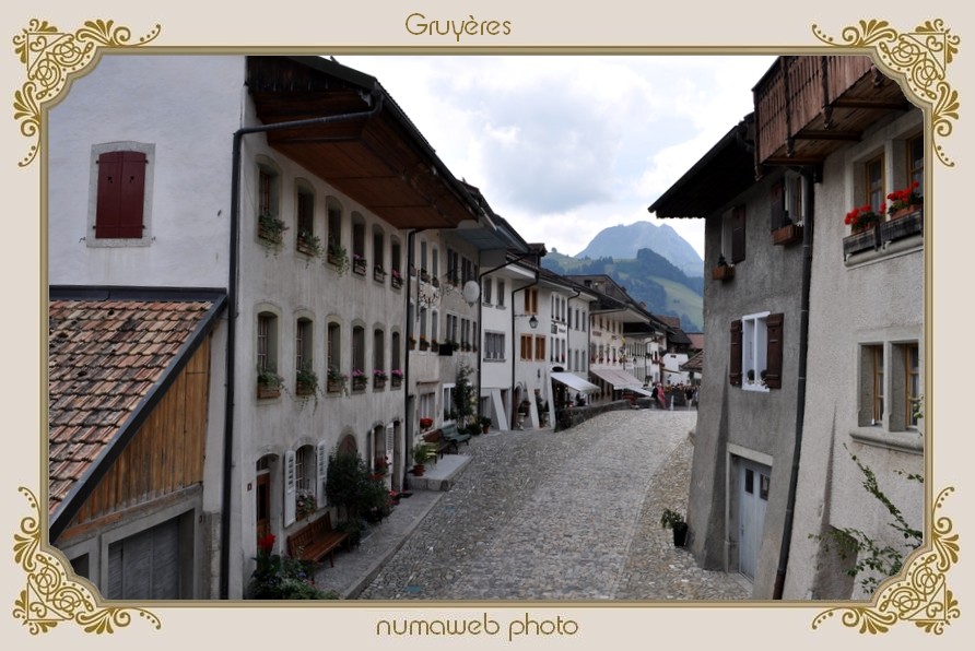 Rue de l'Eglise à Gruyères en Suisse